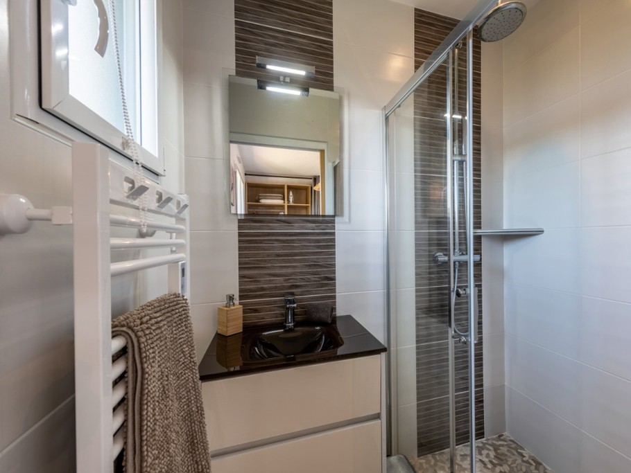 RDC: Salle d'eau privative et communicante à la chambre 2