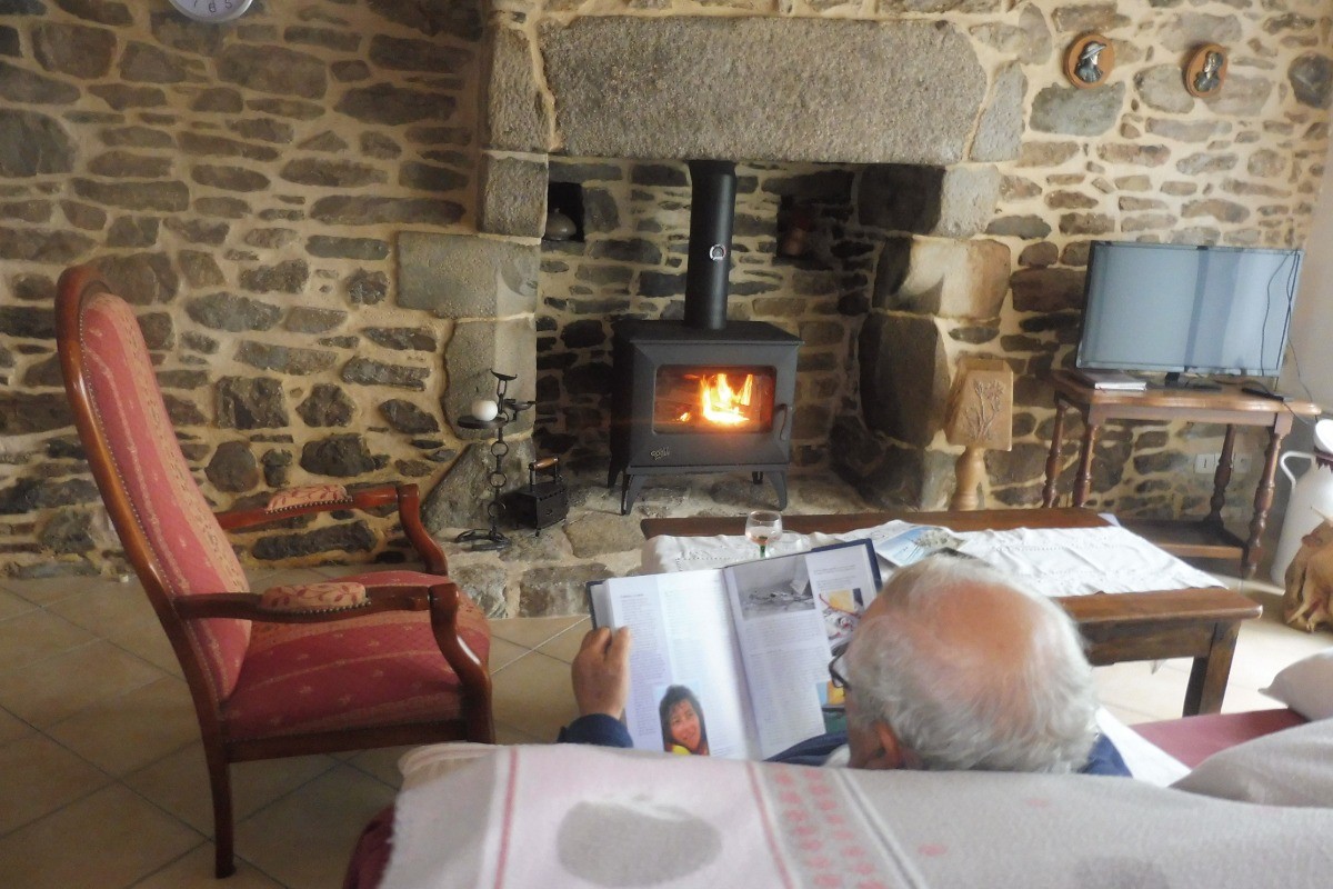 Gîte de Kerguinou, St-Pabu , Entre Terre et Mer - poêle à bois....