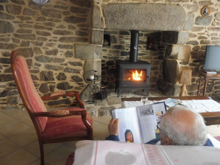 Gîte de Kerguinou, St-Pabu , Entre Terre et Mer - poêle à bois....