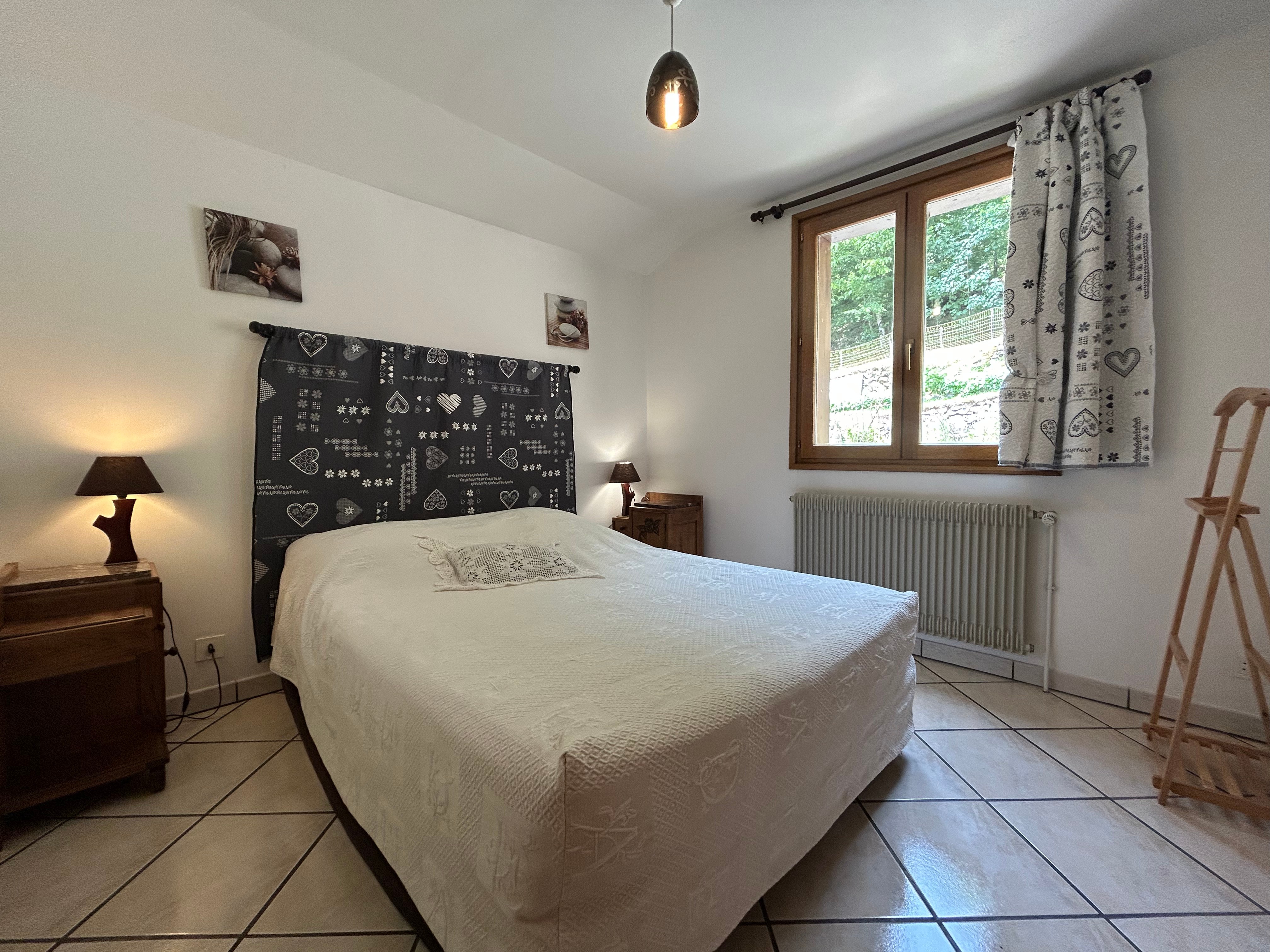 Chez Nico Bed and Breakfast, with a magnificent view of the mountains!