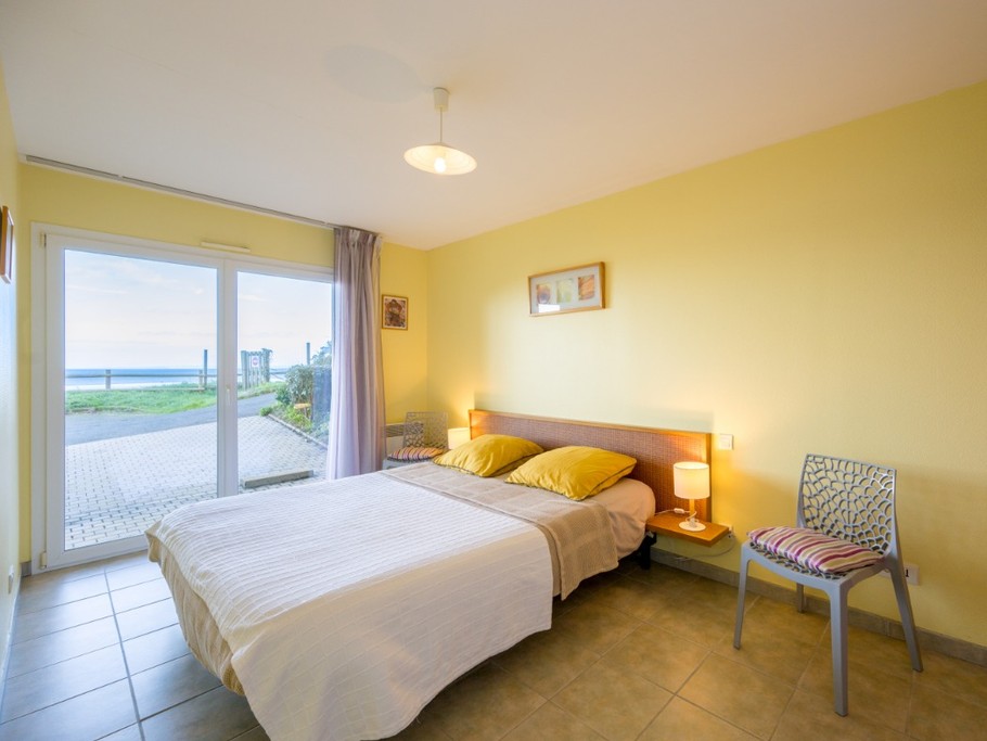 grande chambre donnant sur terrasse avec vue mer - lit de 160 x 200 - armoire de rangement