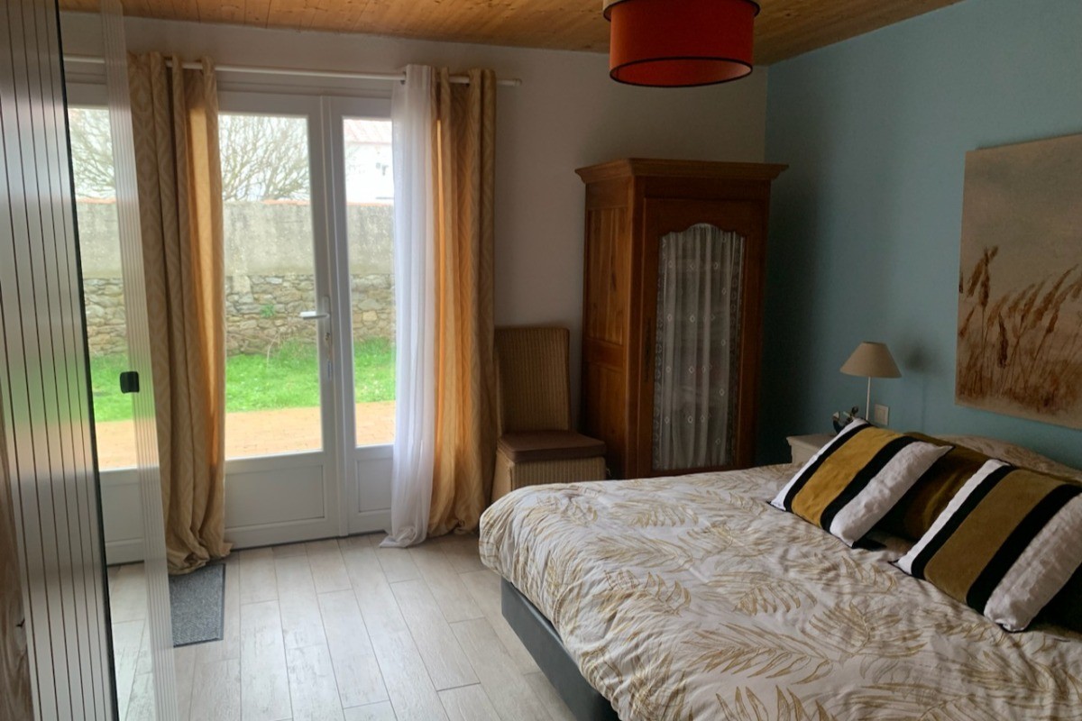 Chambre du bas + terrasse nord (côté jardin)