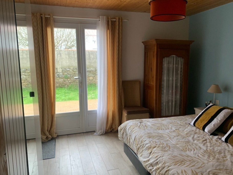 Chambre du bas + terrasse nord (côté jardin)