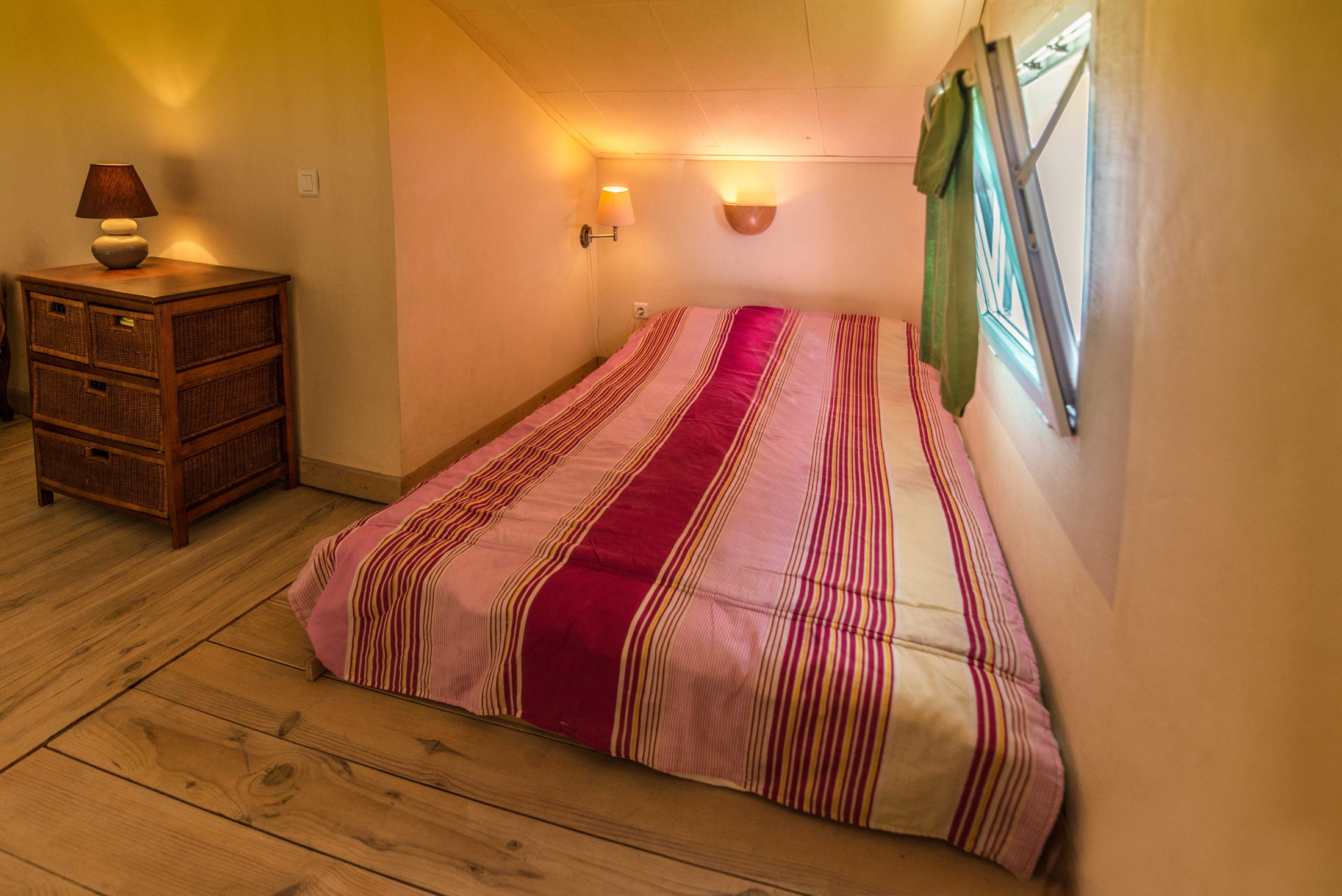 Lit dans espace mansardé