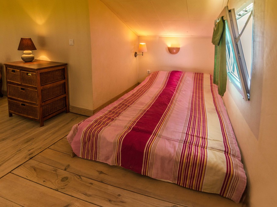 Lit dans espace mansardé