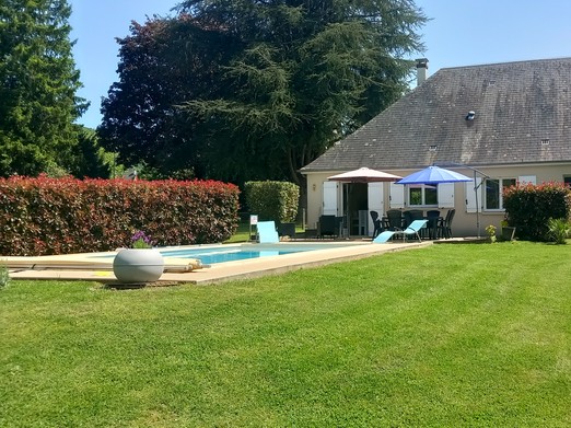 MAISON A ARGENTAT PISCINE CHAUFFEE