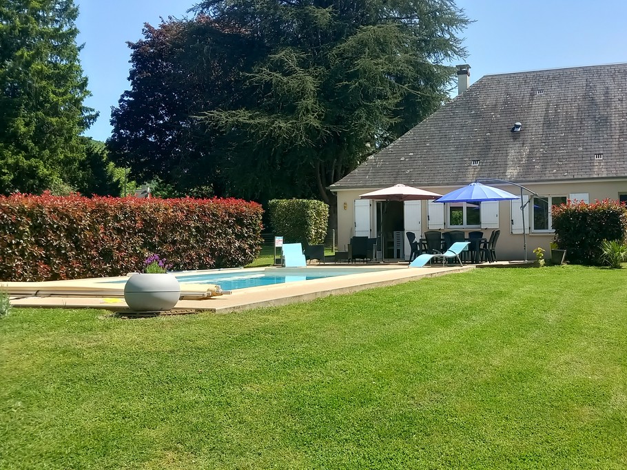 MAISON A ARGENTAT PISCINE CHAUFFEE