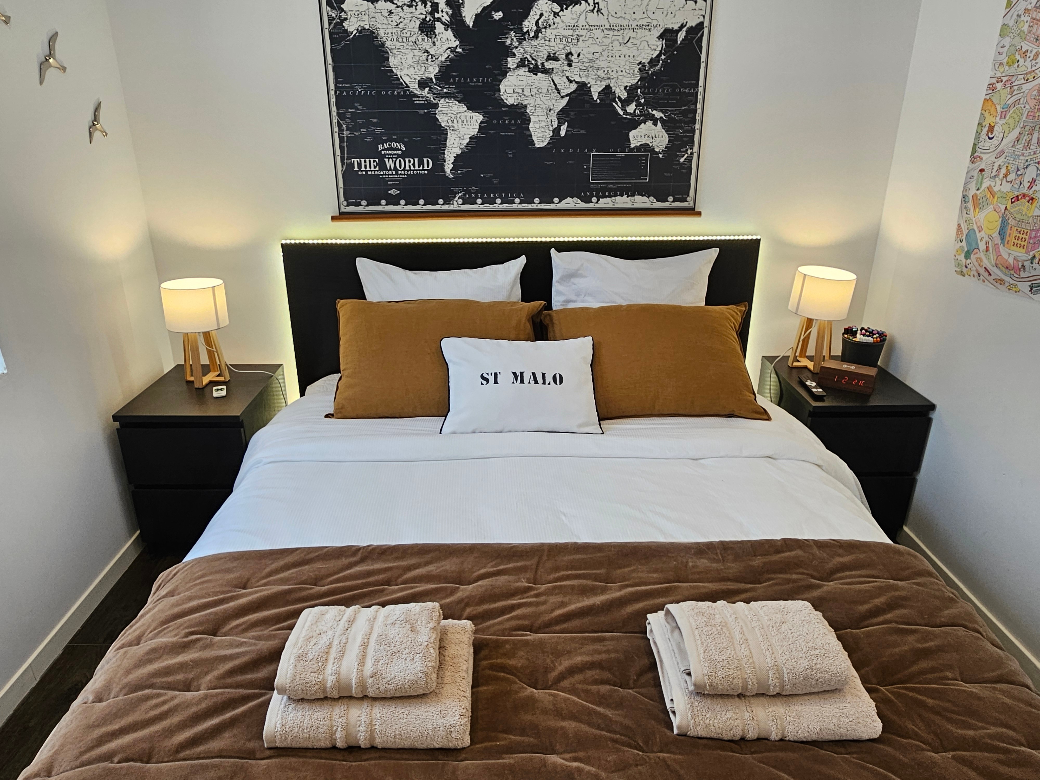 Chambre avec un lit queen size (160 x 200 cm). Salle d'eau avec WC attenants.