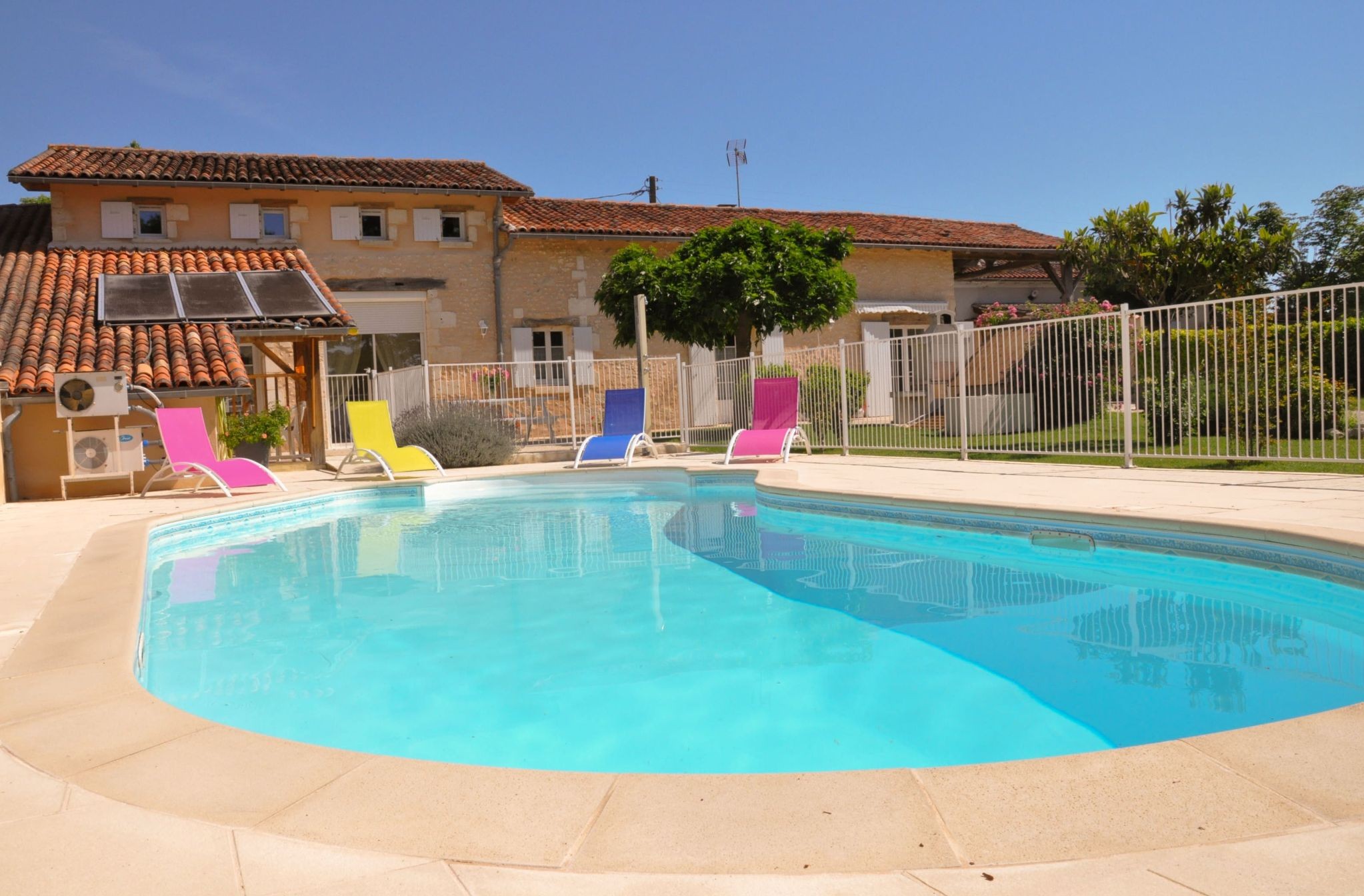 Gite "La Grange" Chez Bariot, pour 10 personnes, avec piscine sécurisé et jacuzzi intérieur, à Rioux-Martin, en Charente