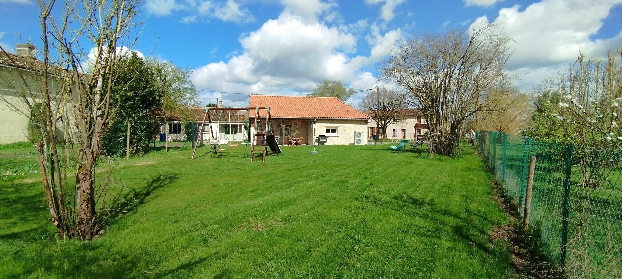 Grand jardin clos avec un portique pour les enfants du gite de La Treille