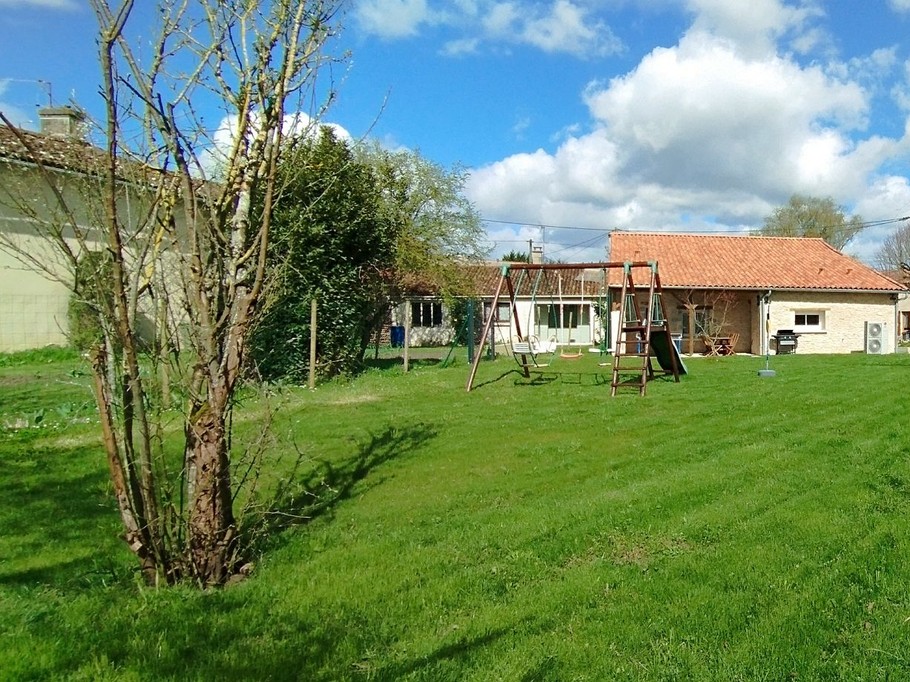 Grand jardin clos avec un portique pour les enfants du gite de La Treille