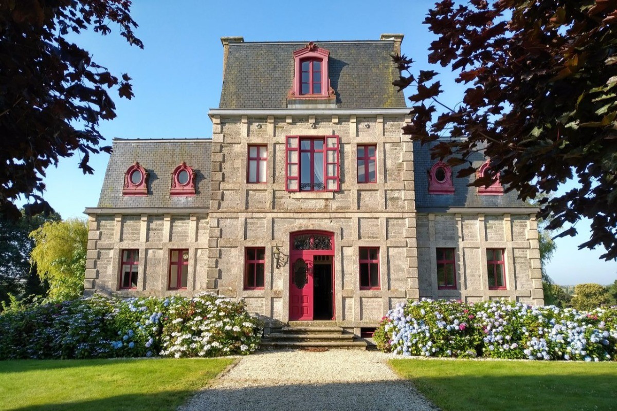 Façade arrière du manoir avec la porte d'entrée principale