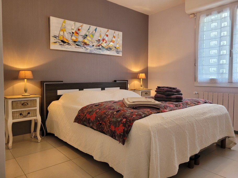 Location de vacances Paimpol, la Caravelle, Chambre au RDC avec literie confort et surmatelas