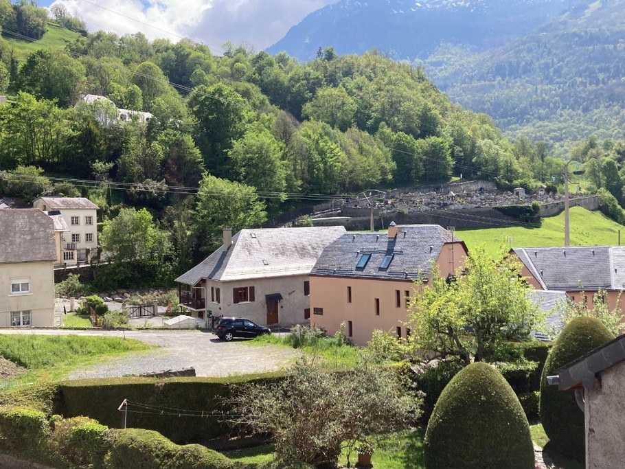 Vue de l'appartement sur la promenade Solferino qui mène à la chapelle du même nom
