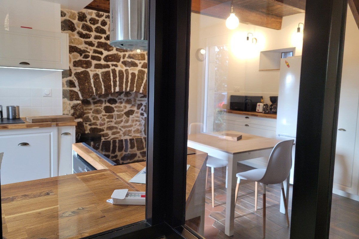 Location de vacances, Clévacances, Kerkohann, pièce à vivre au RDC avec espace cuisine