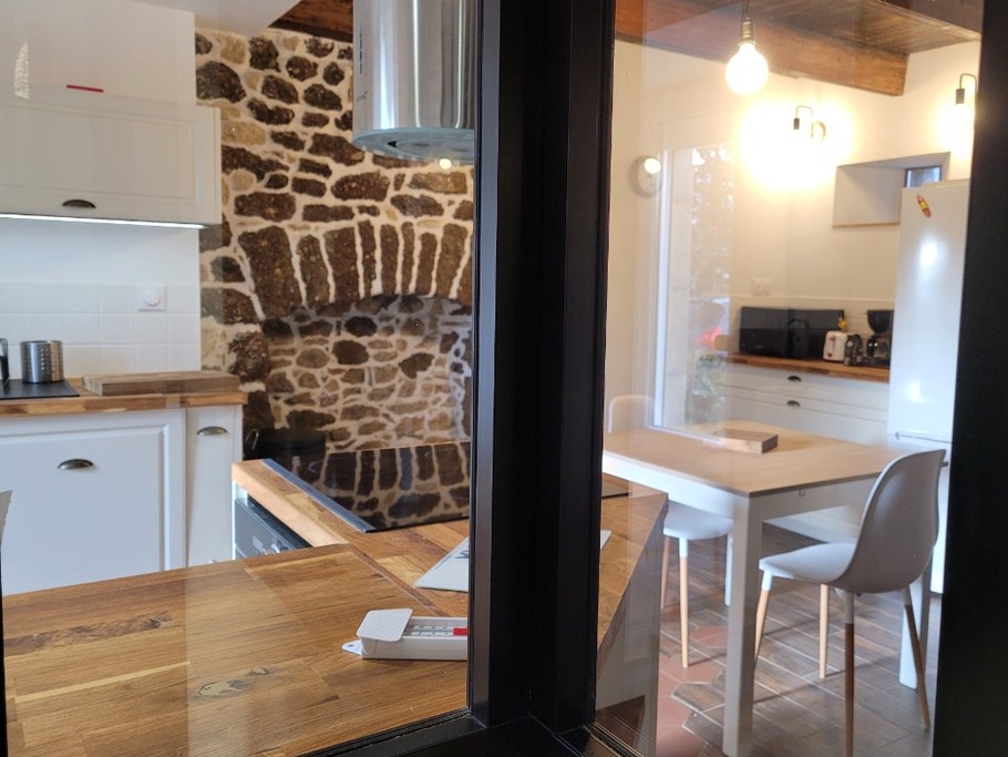 Location de vacances, Clévacances, Kerkohann, pièce à vivre au RDC avec espace cuisine