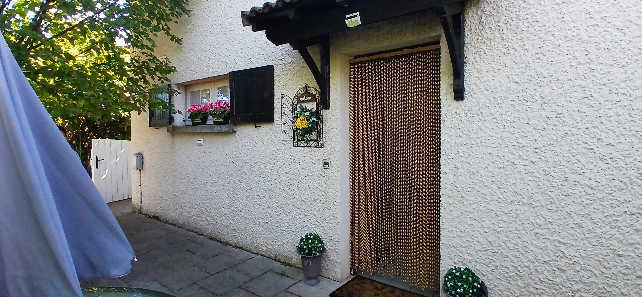 Gîte "La Petite eau" à Charbonnier les Mines, près d'Issoire, Puy de Dôme : L'entrée du gîte
