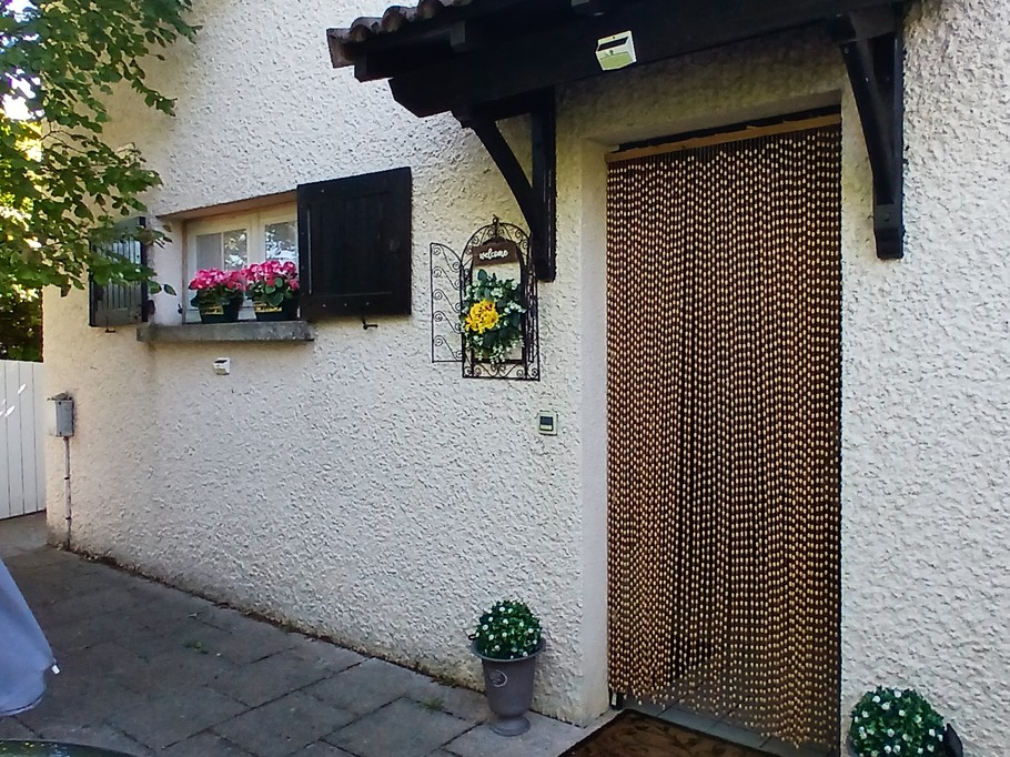 Gîte "La Petite eau" à Charbonnier les Mines, près d'Issoire, Puy de Dôme : L'entrée du gîte