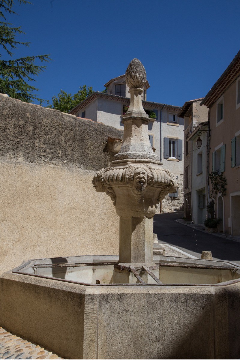 ©A.Hocquel/VPA Une des 36 fontaines du village