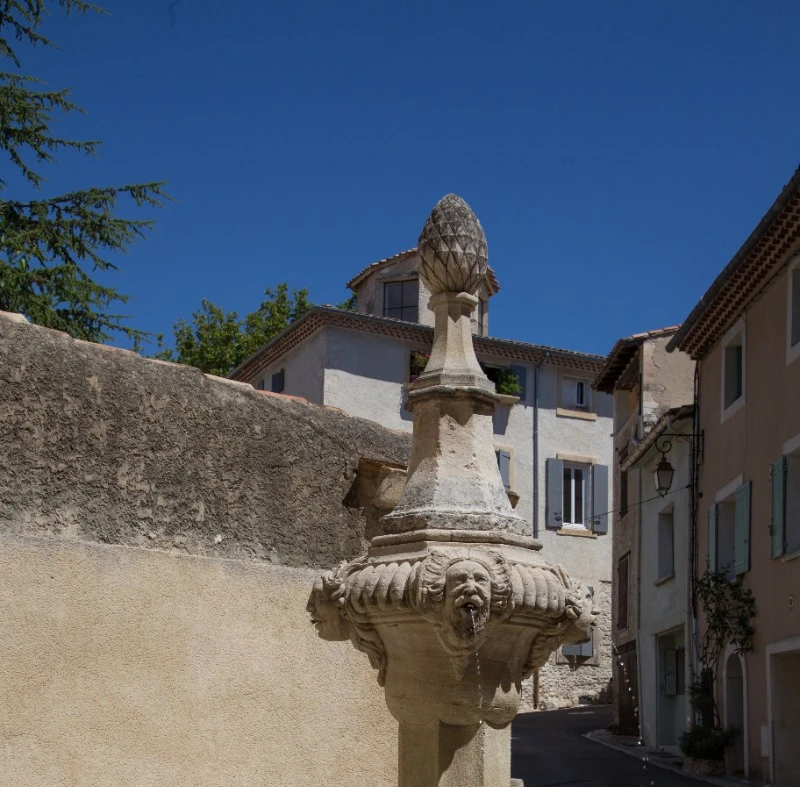 Pernes fontaine de l'Hôpital - ©A.Hocquel/VPA Une des 36 fontaines du village