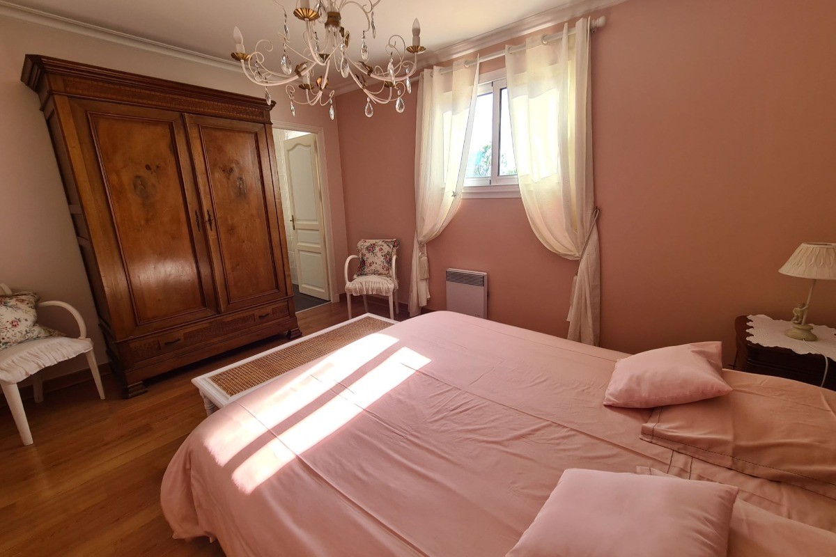 Chambre avec Lit 160 et sa salle d'eau privée "Fleur de Rocaille" en Charente maritime