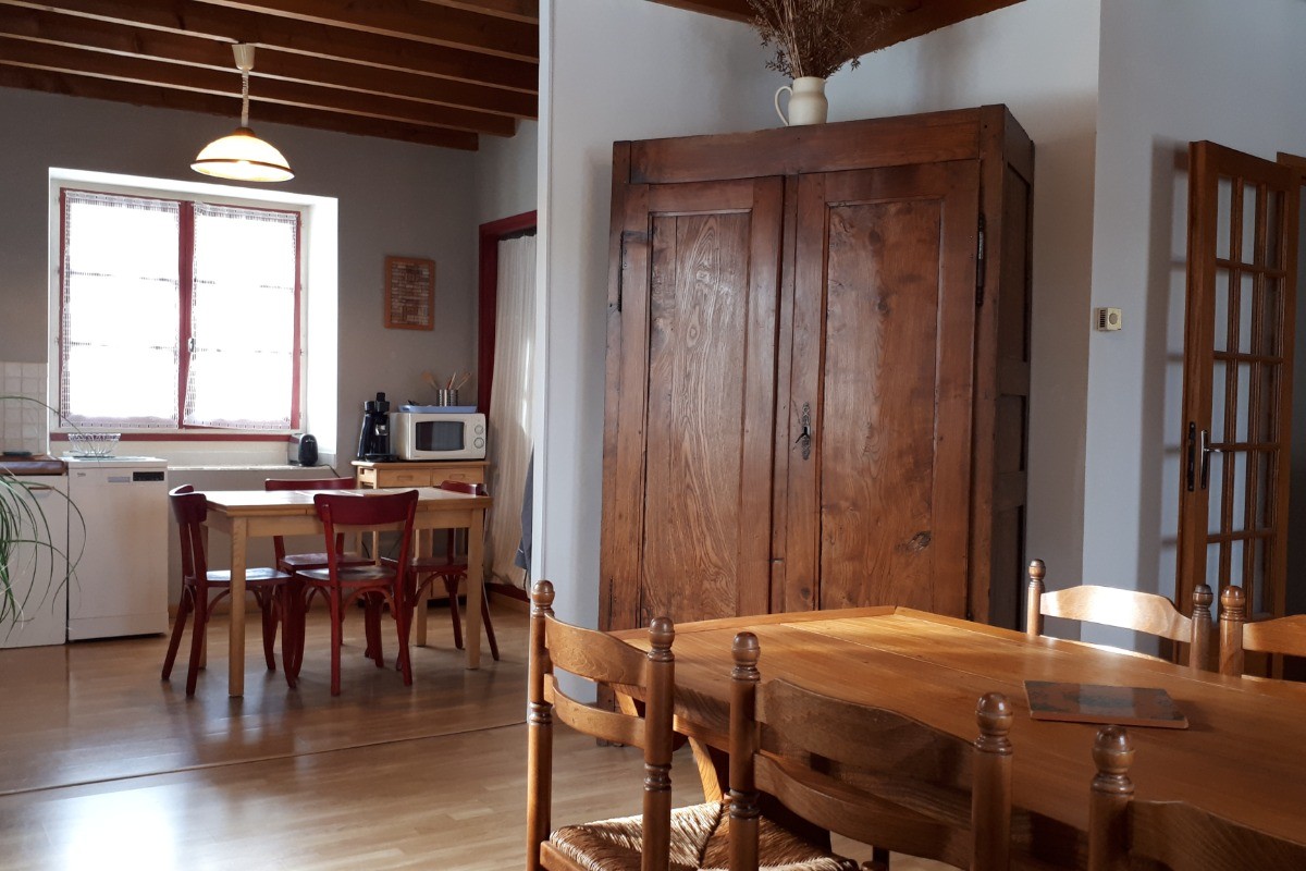 Salle à manger ouverte sur la cuisine, très lumineuse
