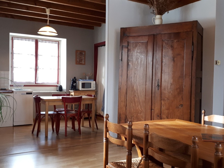 Salle à manger ouverte sur la cuisine, très lumineuse