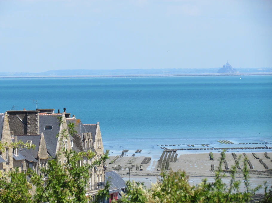 Vue sur les hauteurs du Port de la Houle à Cancale