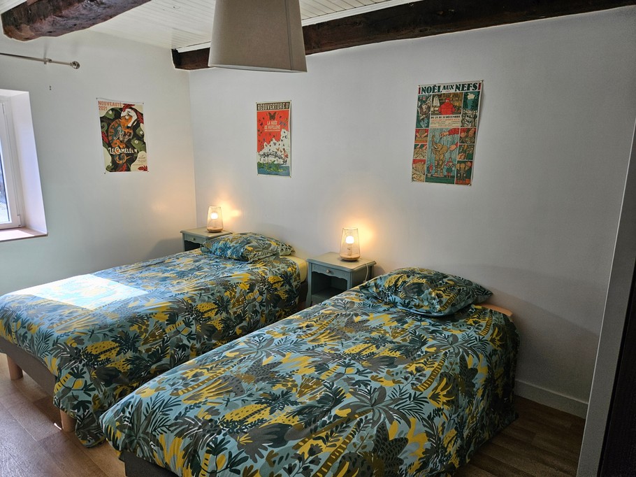 Une chambre avec deux lits 90