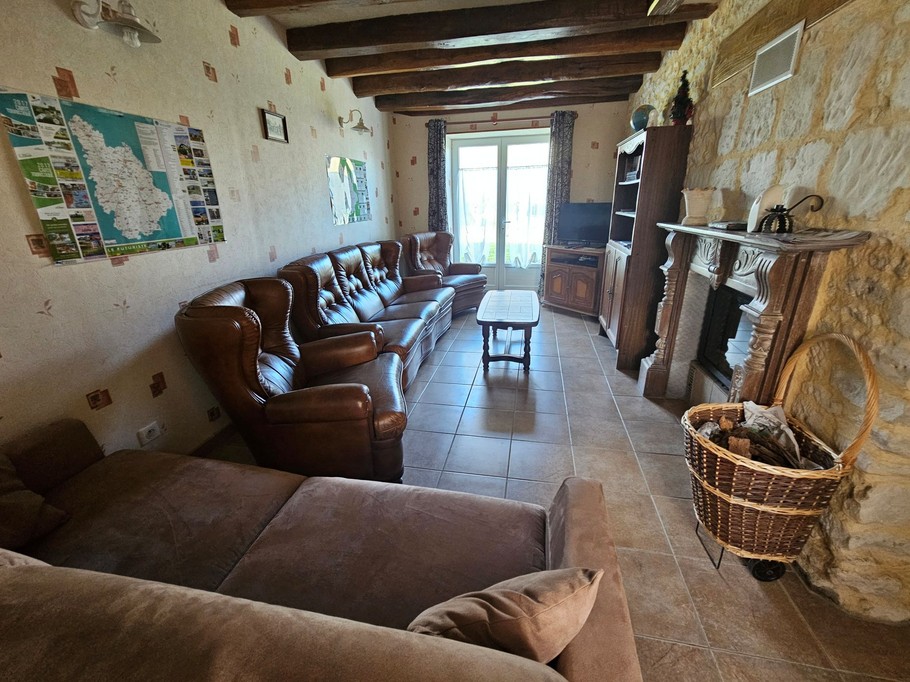 A côté du séjour, le salon avec le canapé lit et la télévision