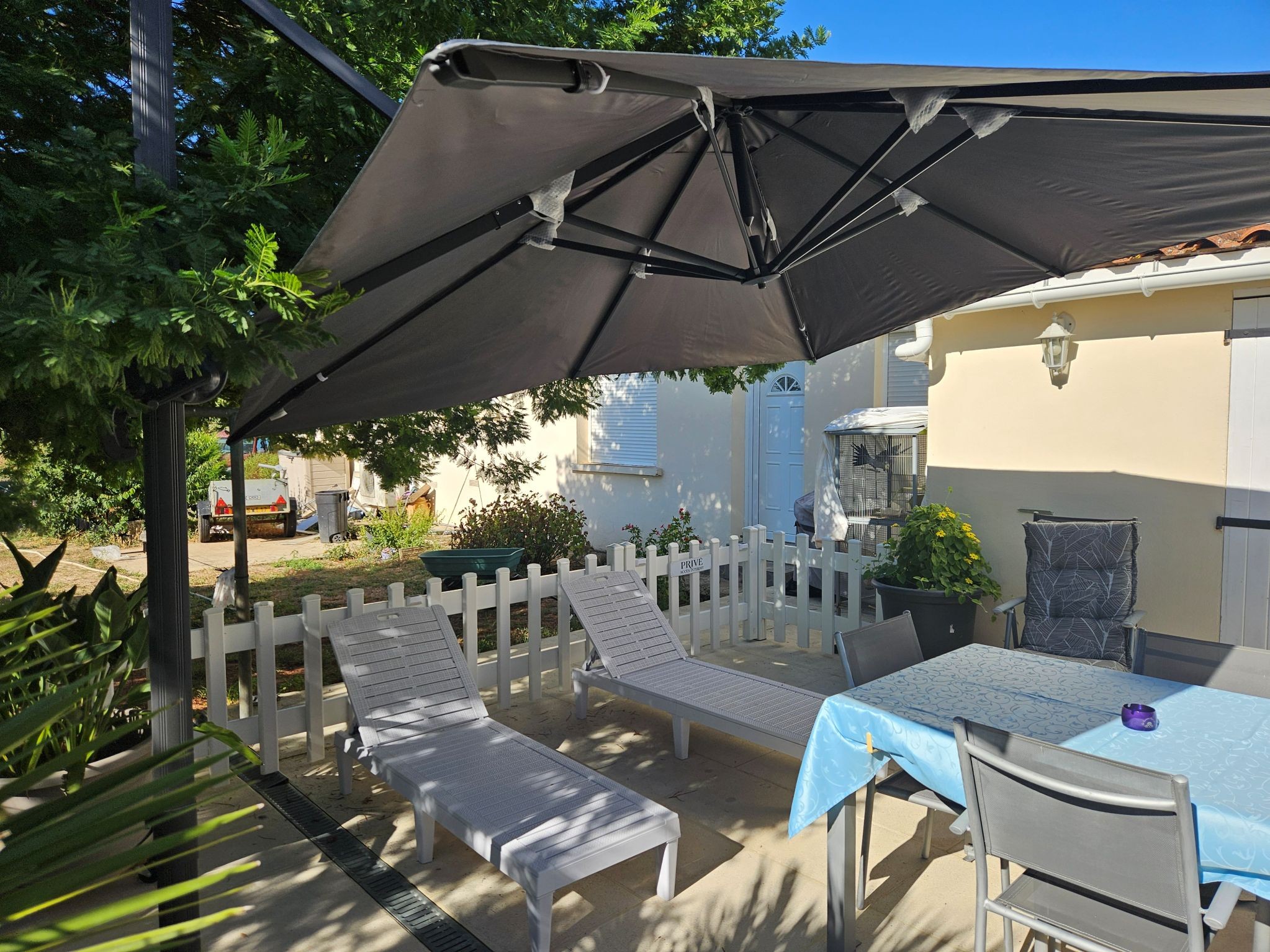 Rear terrace for dining or simply relaxing at the ‘Les Lauriers roses du 17’ holiday cottage in Charente-Maritime
