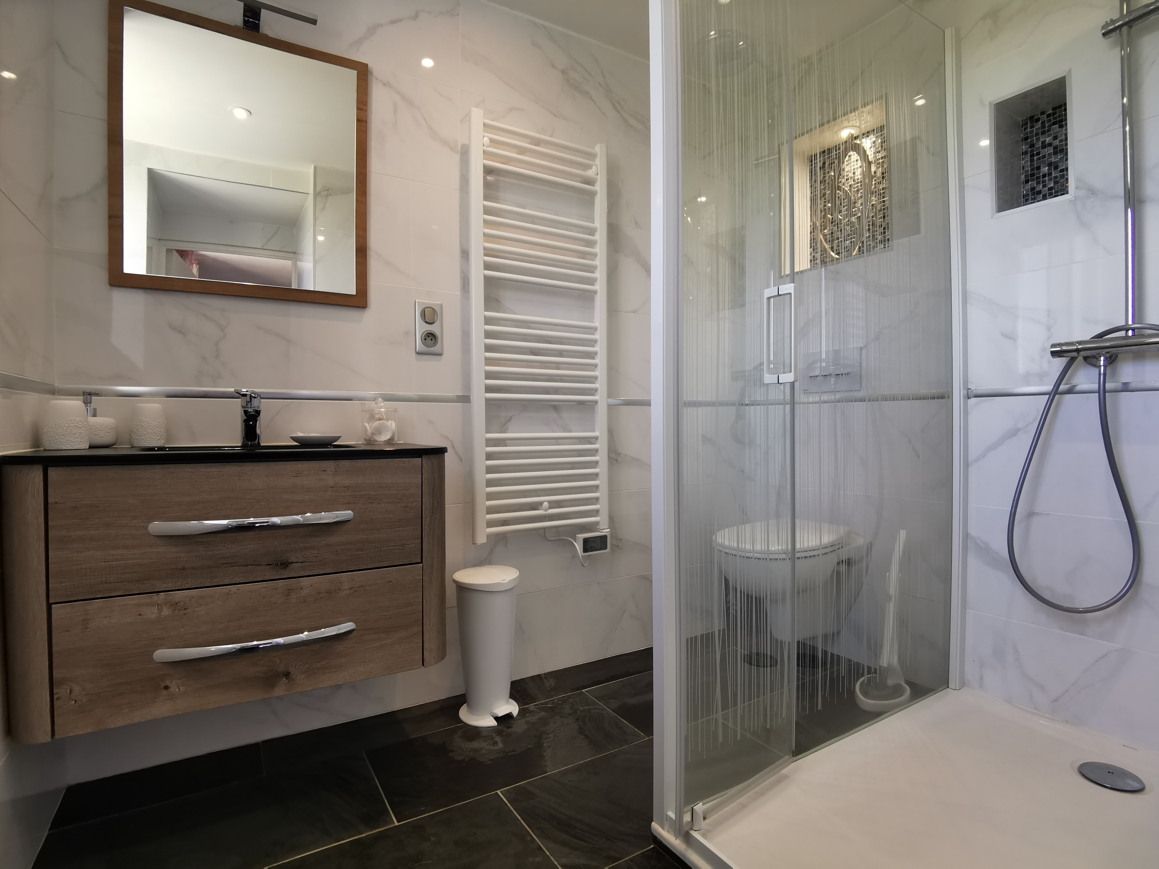 Salle d'eau avec douche et WC communicante