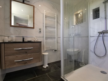 Salle d'eau avec douche et WC communicante