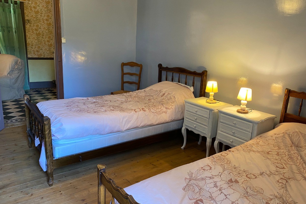 Gite Combefa-Cordes-autre vue de la chambre deux lits
