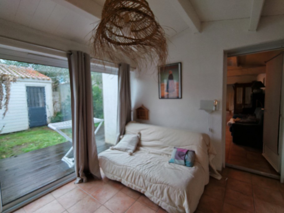 Bedroom with 1 x 120cm bed and a 160cm BZ on garden level