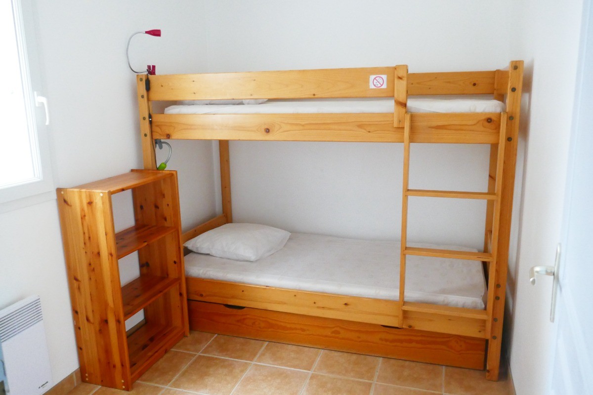 Chambre 1 avec deux lits en 90
