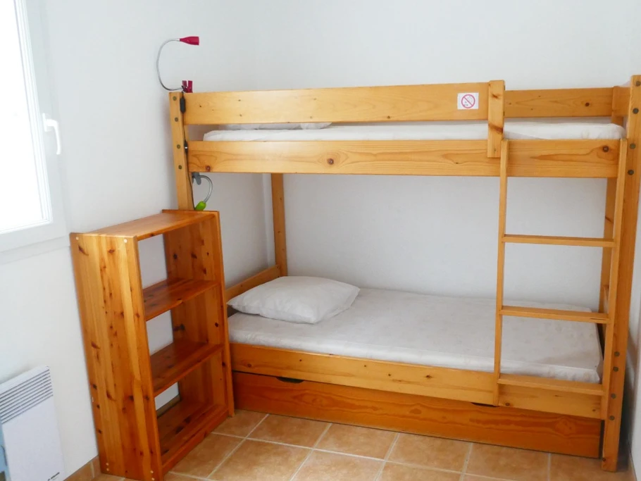 Chambre 1 avec deux lits en 90
