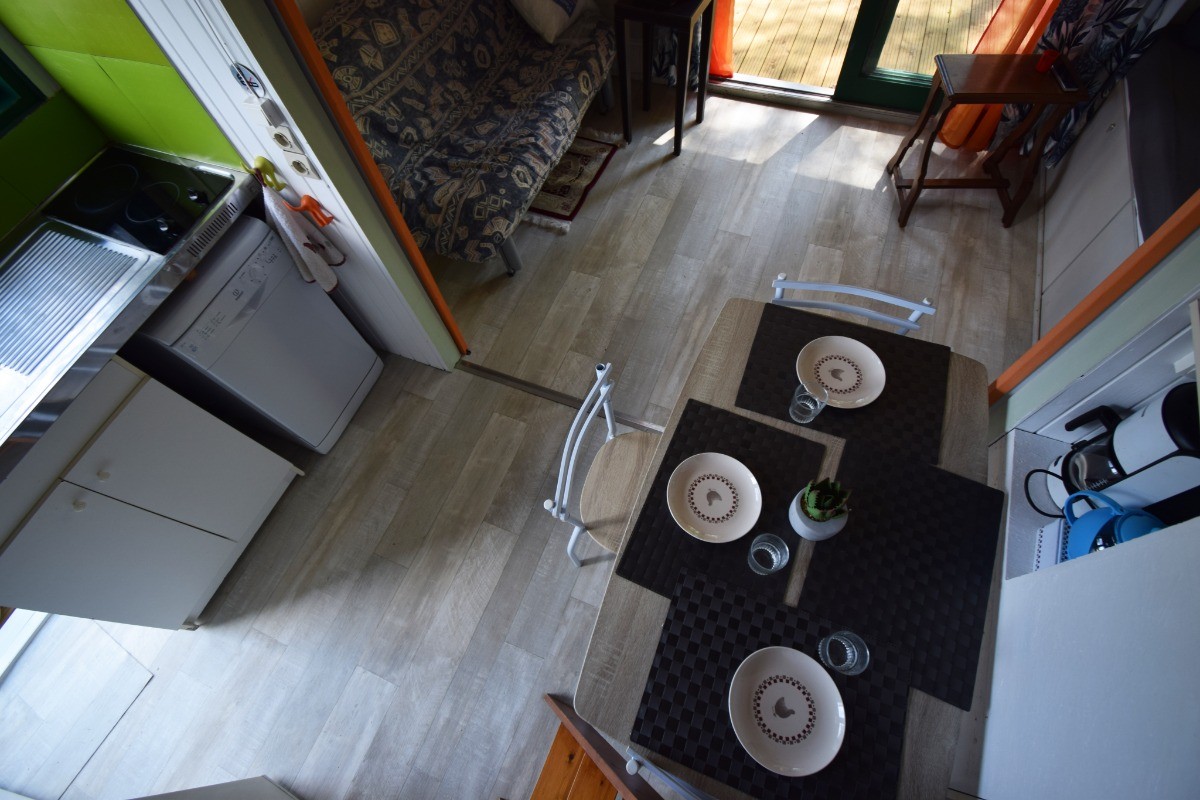 Vue hauteur coin cuisine et séjour