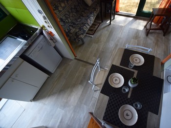 Vue hauteur coin cuisine et séjour