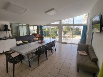 Salle avec télé à disposition