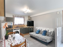 Kitchen opening onto living room - Gîte with terrace, in a peaceful setting in the heart of nature, near Gérardmer