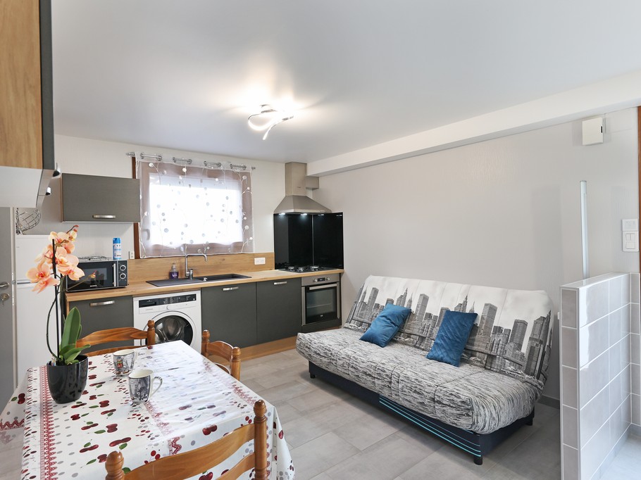 Kitchen opening onto living room - Gîte with terrace, in a peaceful setting in the heart of nature, near Gérardmer