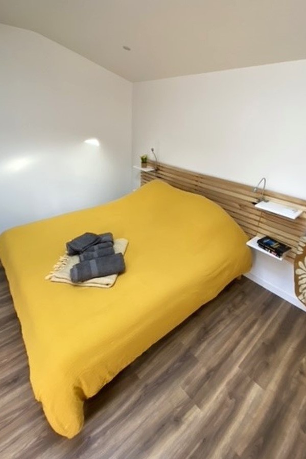 Chambre indépendante pour 2 personnes avec lit queen size 160 x 200 cm et grande penderie. . Porte à clé donnant un accès direct à la terrasse.