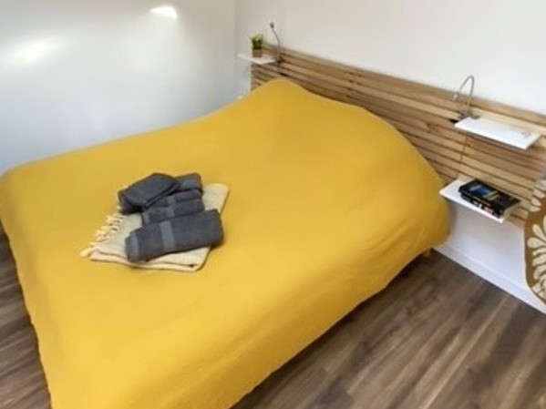 Chambre indépendante pour 2 personnes avec lit queen size 160 x 200 cm et grande penderie. . Porte à clé donnant un accès direct à la terrasse.