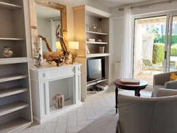 Sitting room with TV in bright, garden-level living room. Direct access to shaded terrace.
Photo credits: Yannick Goulvestre