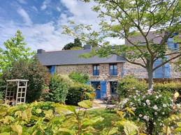 Façade et jardin gîte Saladelle