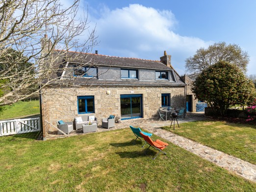 Façade de la maison avec terrasse et jardin clos