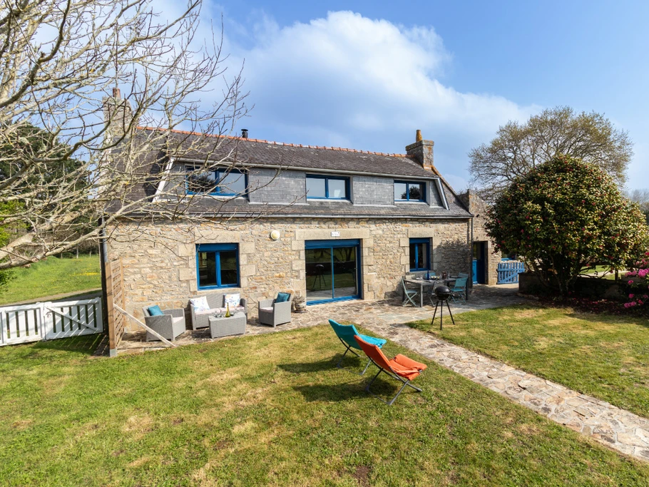 Façade de la maison avec terrasse et jardin clos
