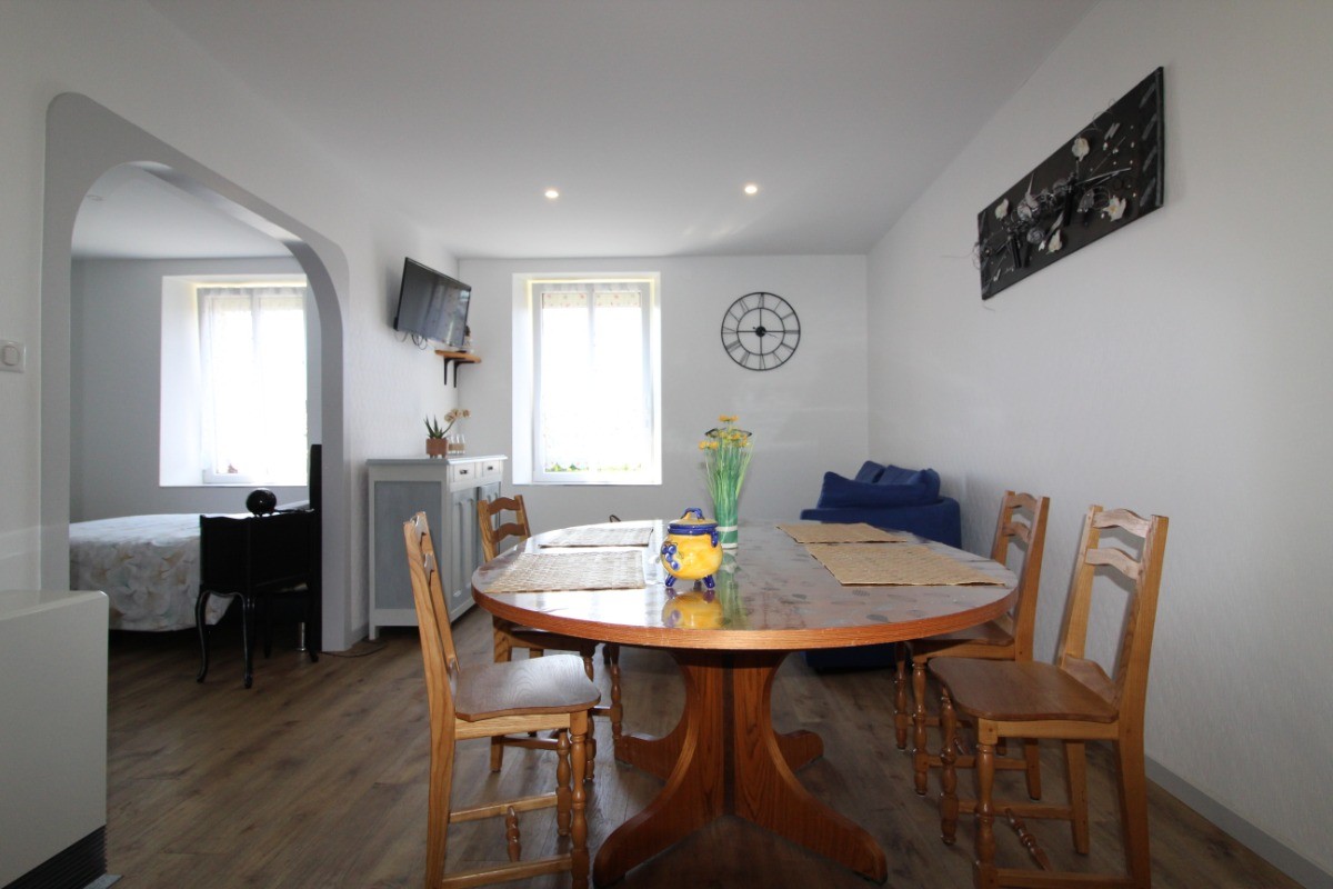 Coin séjour et coin chambre - Appartement Chez Reine - Location de vacances - Étival-Clairefontaine