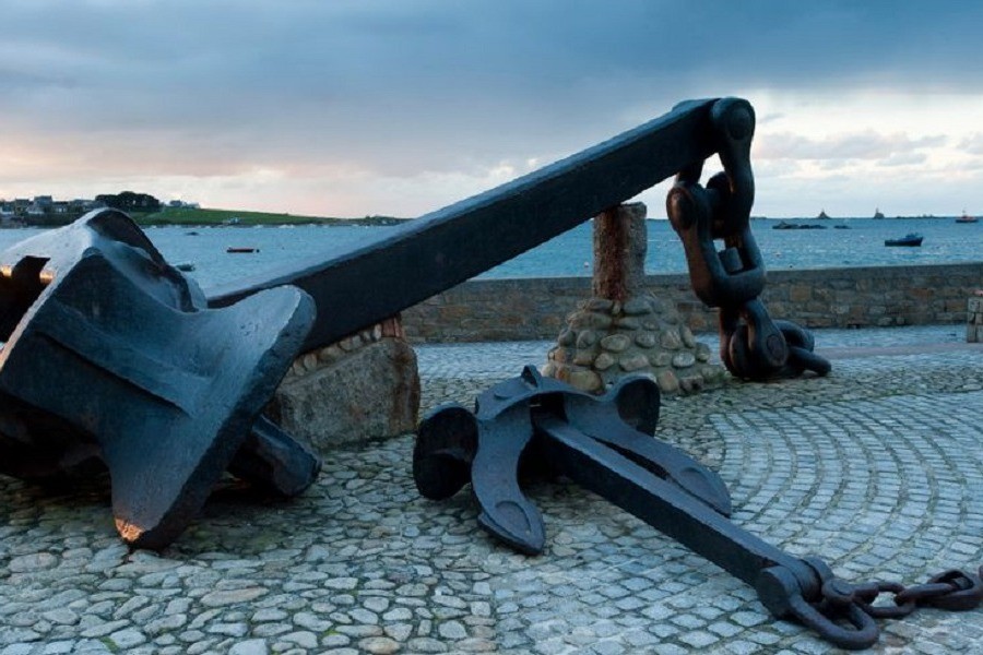 Ancre de l'Amoco Cadiz à Portsall devant le Musée